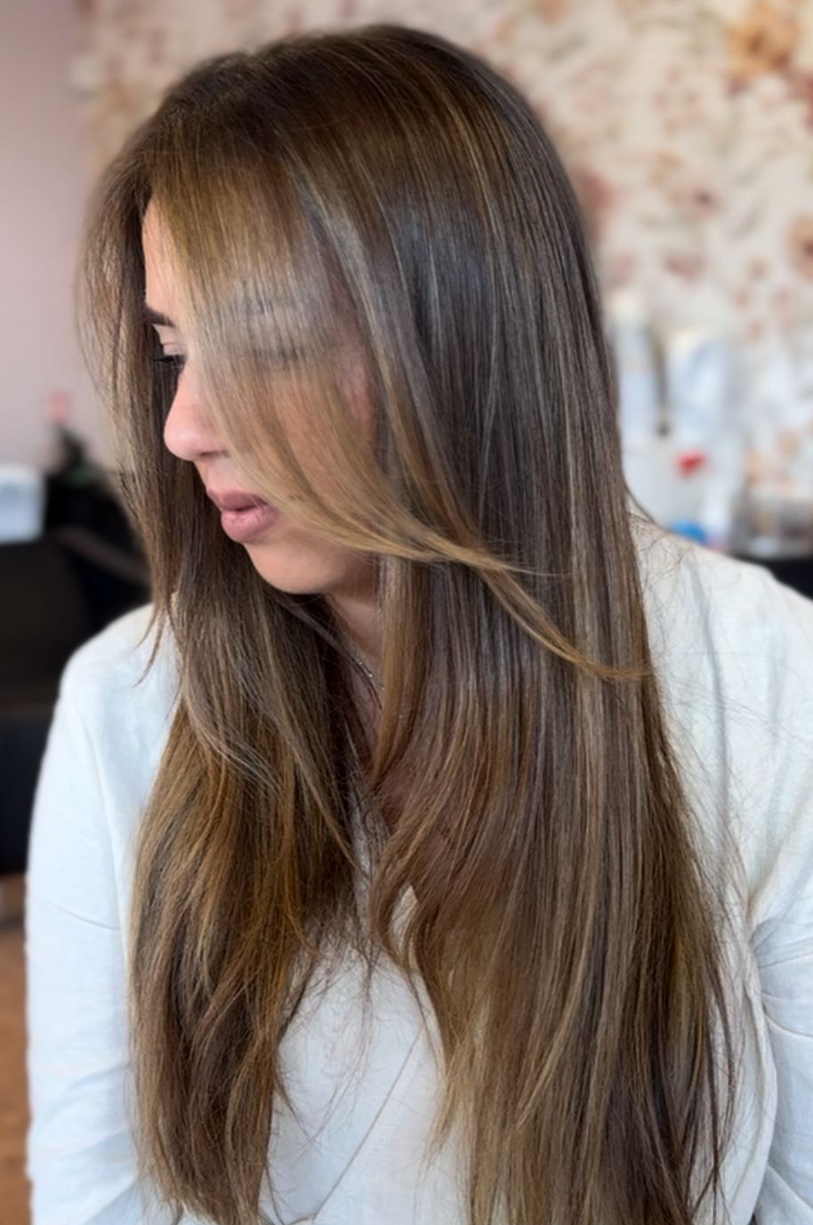 Balayage bordeaux avec reflets rose doré, cheveux lisses - EL SOLÉ